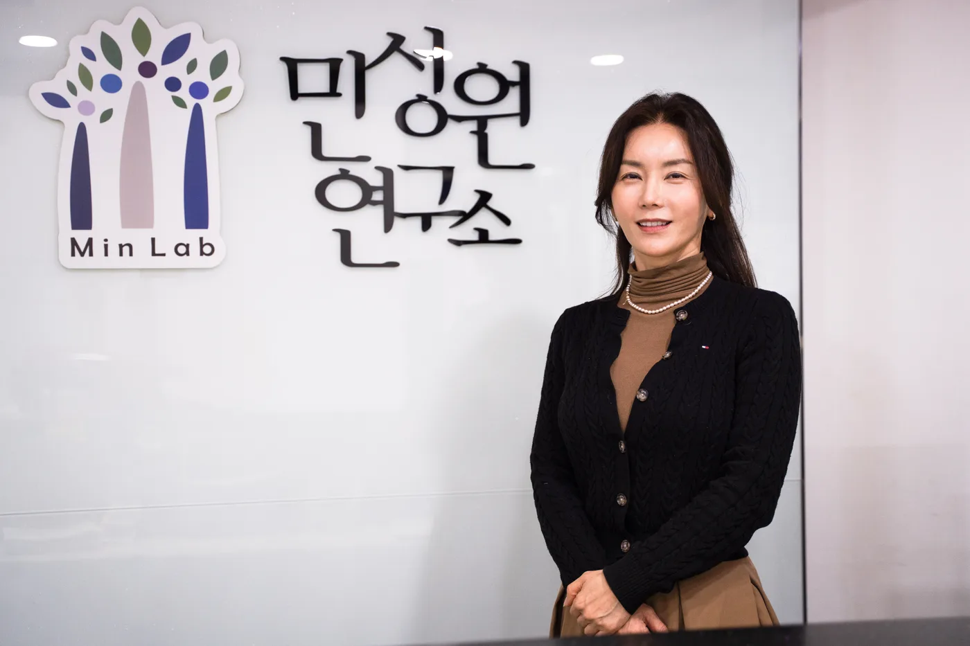 박선미 원장이 민성원연구소 노원중계센터 사인월 앞에 서서 정면을 보고 있다.