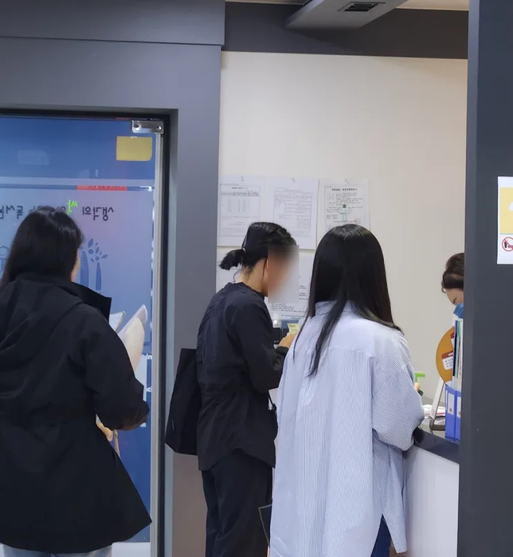학부모들이 센터 안에서 상담을 기다리며 서 있다.